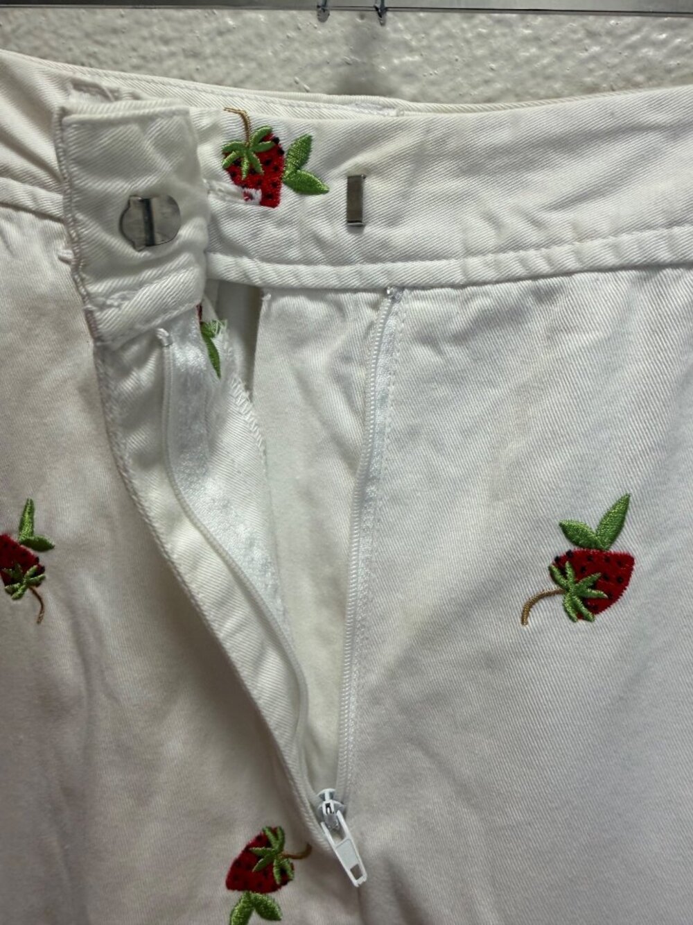 Chadwicks White Cropped Pants With Strawberry Embroidery Size 10 - Picture 6 of 6